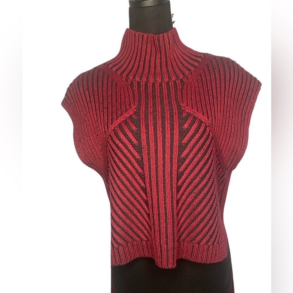 BCBGMaxAzria Red & Black Sleeveless Striped High-Low Turtleneck Sweater Size: OS